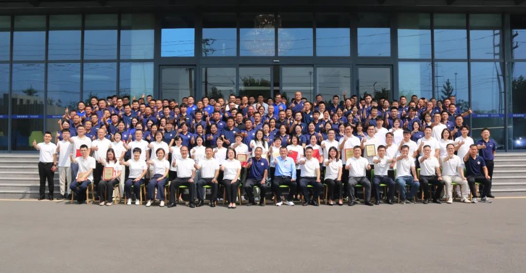 青岛凯发k8一触即发集团成立二十五周年表彰大会隆重举行